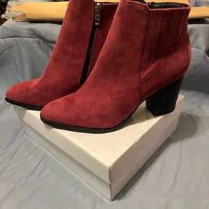 Reddish colored a zipper, so it makes it easy to get into the boot,